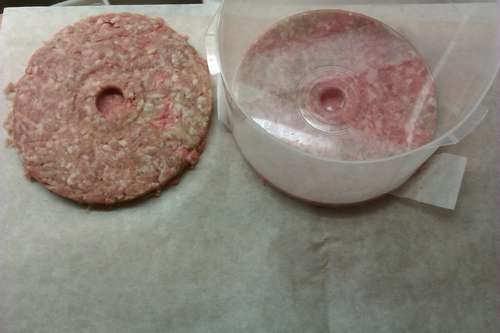 Use your old CD-R spindle case to make the perfect hamburgers