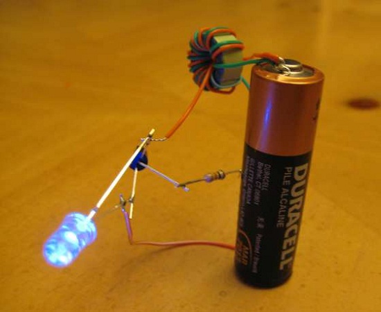 Make a Joule Thief to get the last drops out of your AA batteries