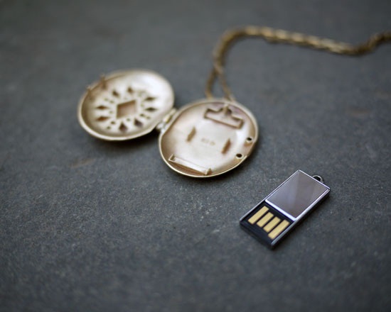 USB Locket puts your most important files close to heart