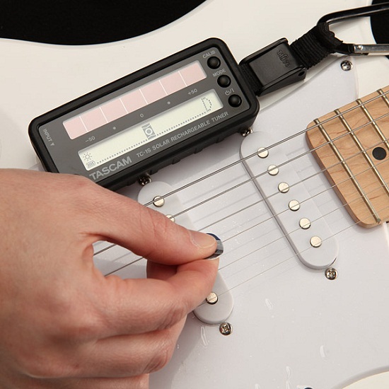 Solar Guitar Tuner helps starving artists who can’t afford batteries