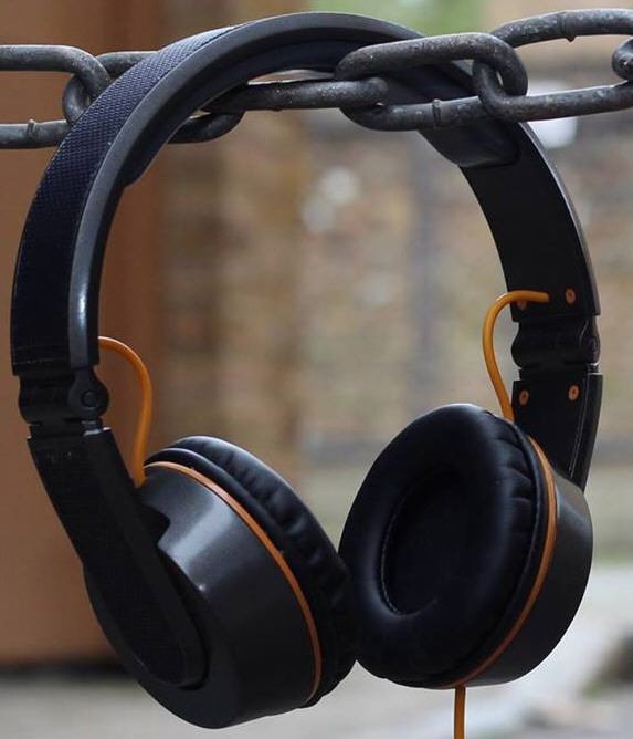 OnBeat Solar Headphones – hands on with headphones that charge your phone from the sun [Video]