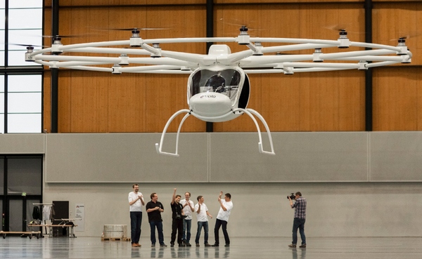 Volocopter VC200 – world’s first electric hovering thingy shows a clean pair of heels to Harry the Helicopter [Video]