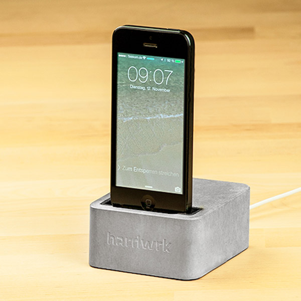 Hardwrk Massive Dock – Solid style with a concrete charger