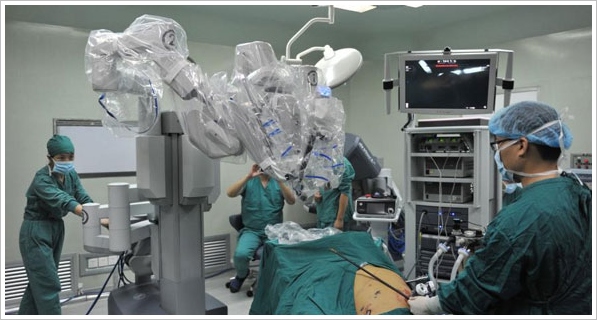 Robot Surgeon Completes First Operation – now we’re really truly scared