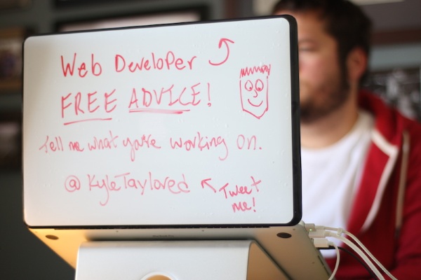 DrawAttention – turn the back of your laptop into something useful