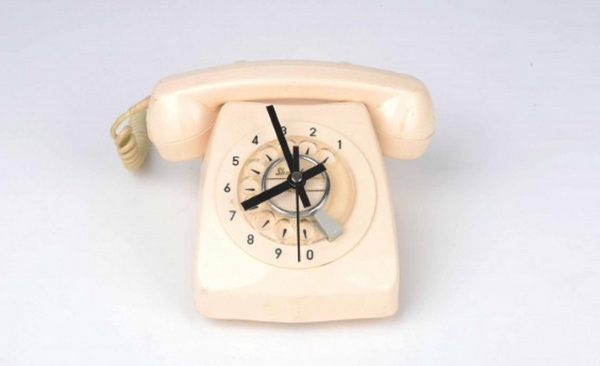 Telephone Clock – retro upcycled clock makes you question your life
