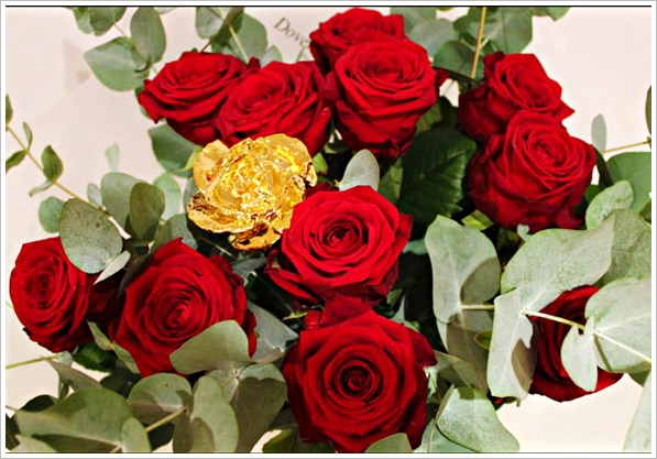 Goldgenie Dozen Roses With 24K Gold Rose – what do you give the person with everything? Bling…!