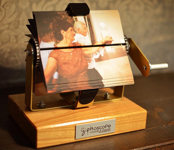 Giphoscope – turn your GIFs into a stylish flip book