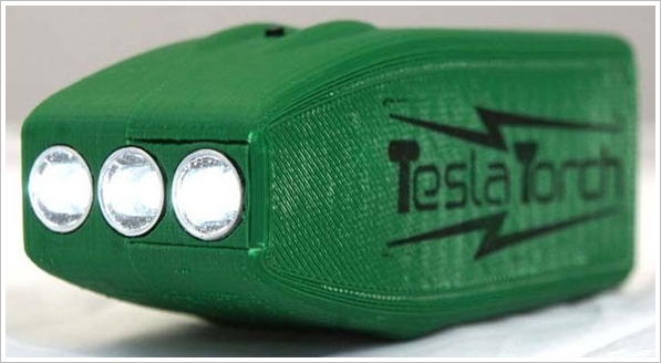 Tesla Torch – amazing DIY flashlight gives 1 min of light for every 1 second of hand cranking