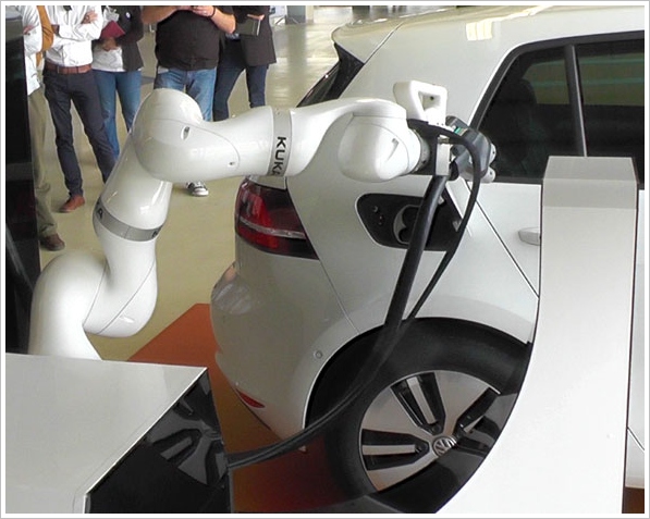 VW Robot Car Charger – robot valet refuels your car while you shop [Video]