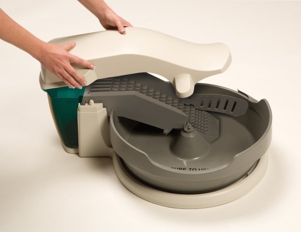Simply Clean Litter Box System – clean the cat bin without touching it