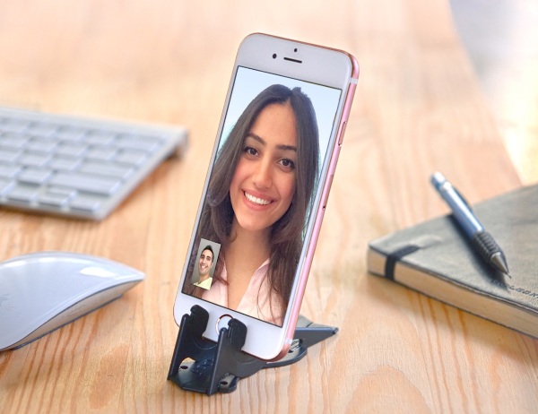 Pocket Tripod – a handy smartphone tripod for hands free usage
