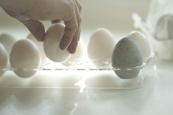 Drying Eggs – this egg looks bad but will keep your fridge fresh