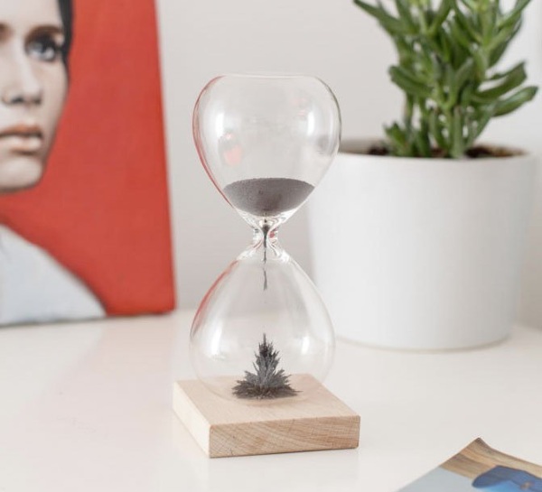 Magnetic Hourglass – keep time in the most dramatic way possible