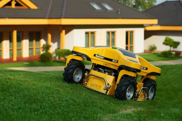 Spider MINI – mow your lawn with this remote-controlled wonder