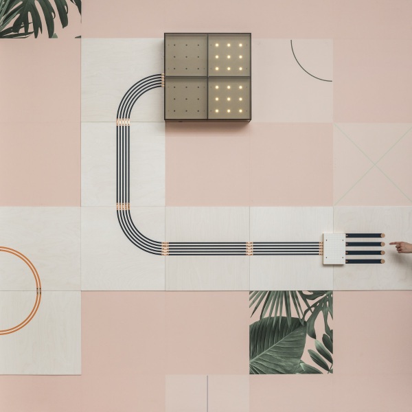 Conduct – this wallpaper actually does something
