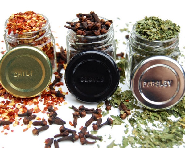 Hexagon Glass Spice Jars – check out these awesome magnetic spice jars
