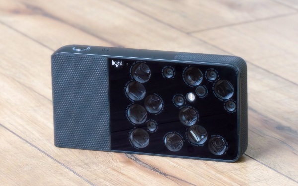 L16 – this camera is the size of a smartphone but says it can challenge a DSLR