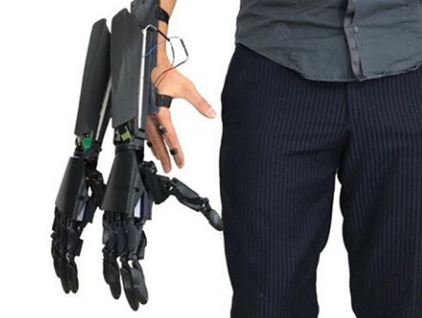 Double Hand – get an extra hand with this robot