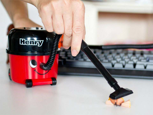 DollarGadgets (EP.1): Henry The Cool Desk Vacuum Cleaner [REVIEW]