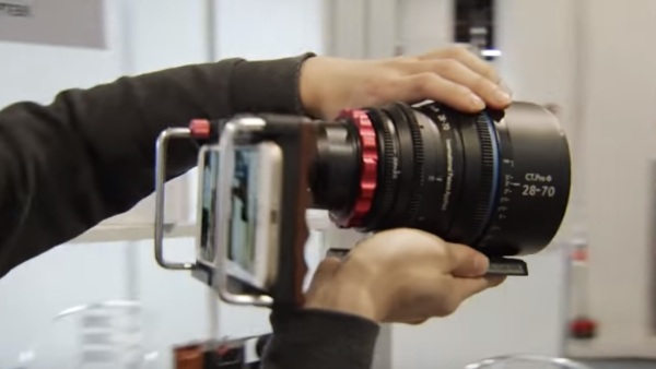 Big Lens Universal Adapter – get more out of your smartphone camera