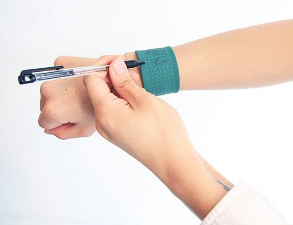 WEMO – the bracelet that will help you keep track of things