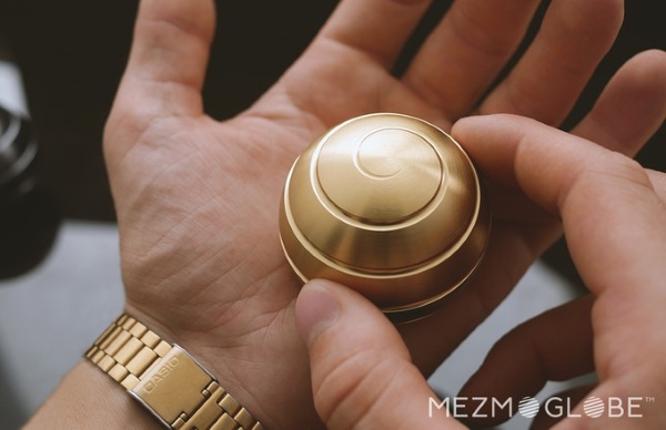 MEZMOGLOBE – check out this amazing desk toy