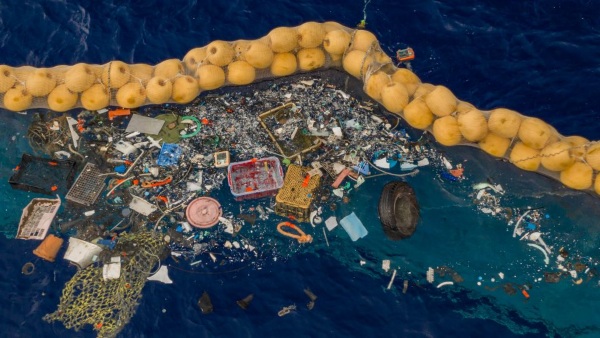 Ocean Cleanup Garbage Collector Works – after many failed starts, the device finally cleans